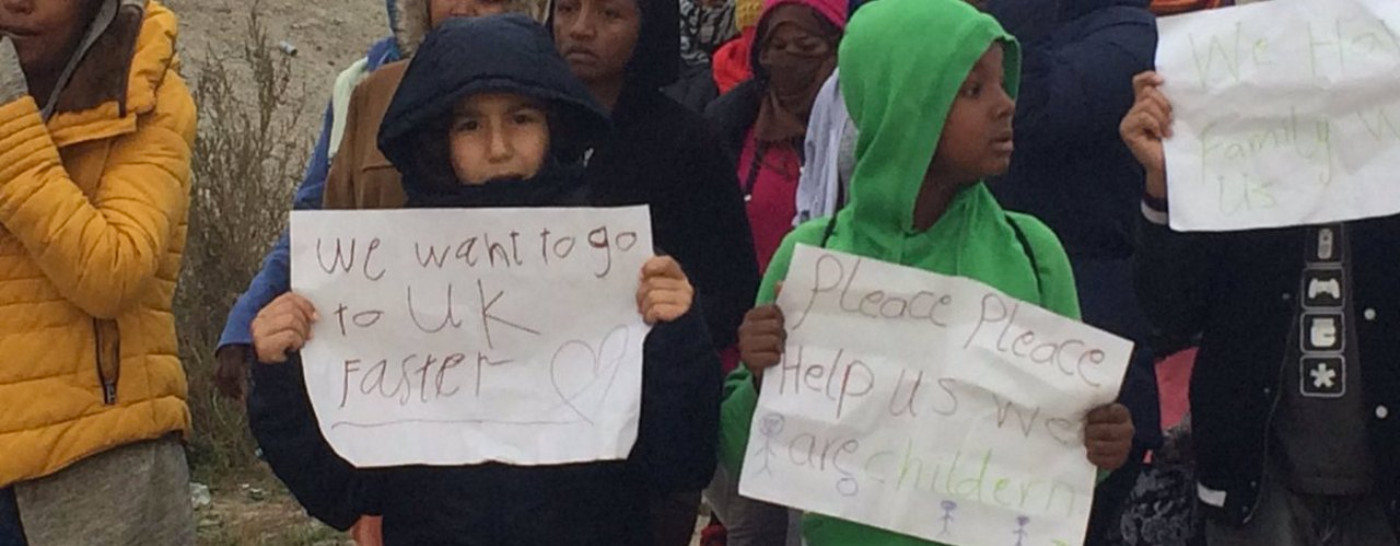 refugee-children-with-signs