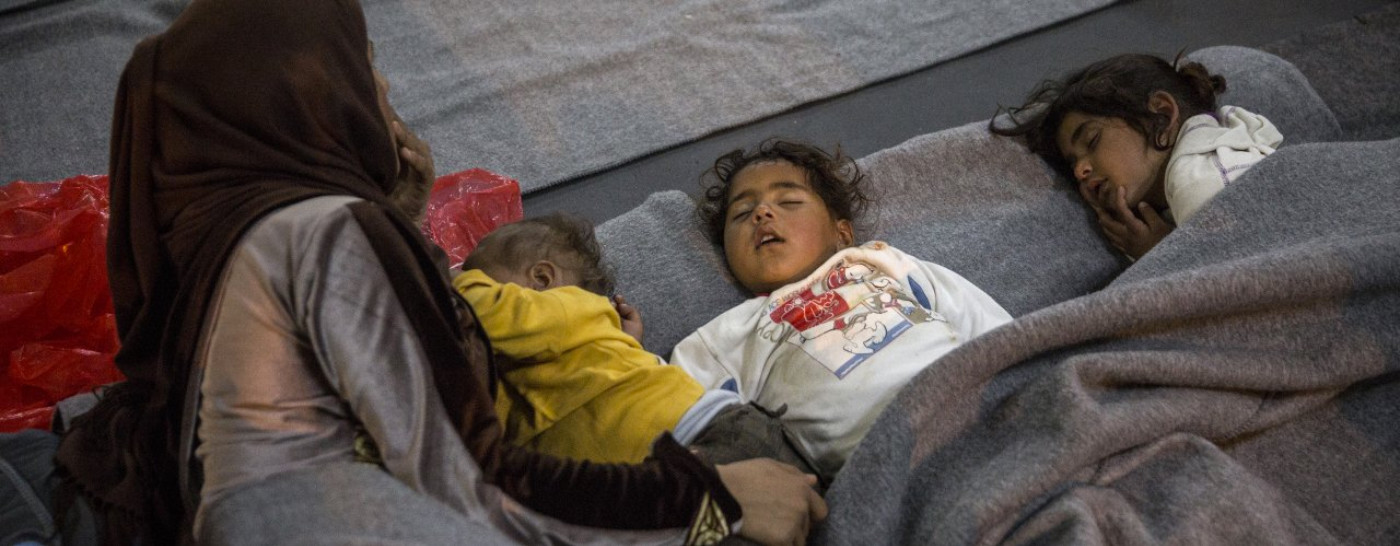 refugee-mother-and-children-sleeping-on-floor